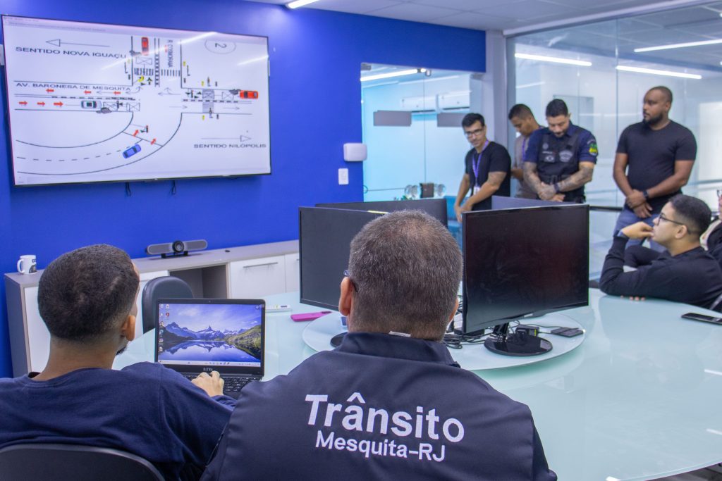 secretarios-de-mesquita-conhecem-o-centro-de-controle-operacional