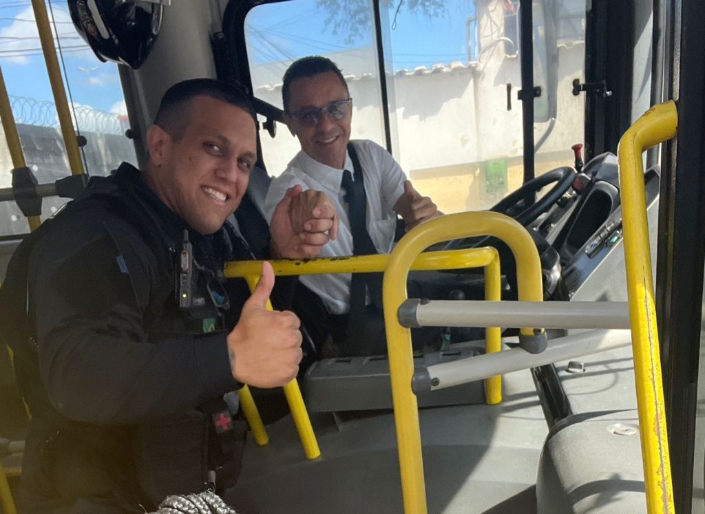 agentes-da-guarda-de-mesquita-ajudam-passageira-de-onibus-em-trabalho-de-parto